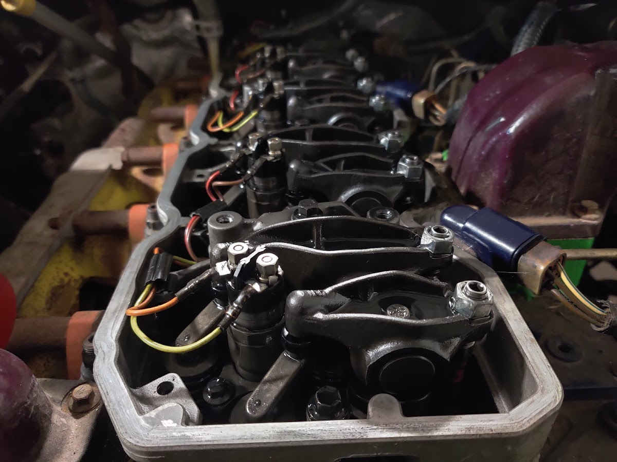 Diesel cylinder head and valvetrain detail